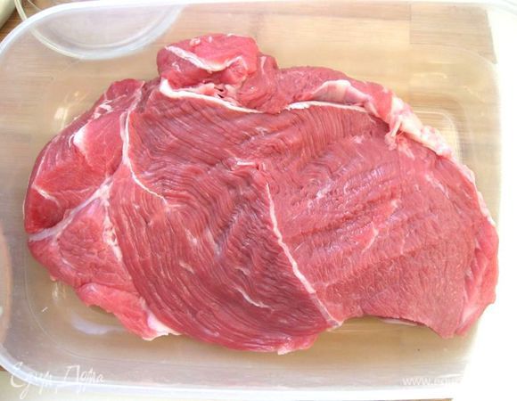  Мясо, которое будет основой начинки рулета.
