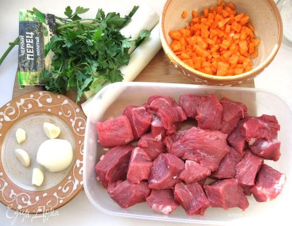 Нарезать кусочками. Репчатый лук и чеснок почистить. Морковь почистить, нарезать кубиками.