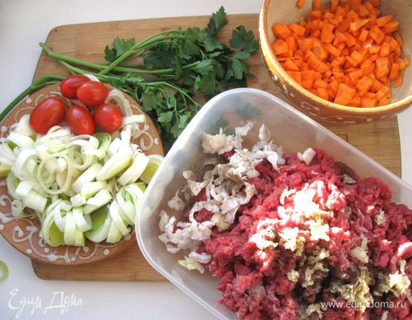 Мясо прокрутить через мясорубку вместе с репчатым луком. Сало мелко порезать, добавить к фаршу, чеснок пропустить через пресс и добавить к фаршу. Лук - порей порезать. В фарш добавить соль, черный молотый перец.