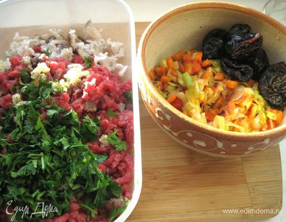 К фаршу добавить порезанную мелко петрушку. Лук - порей обжарить на  масле, через  некоторое время добавить морковь, помидоры. Потушить немного. Снять с огня. 