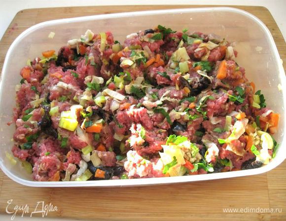 Добавить в фарш поджаренный лук - порей и морковь с помидорами. Чернослив порезать полосками. Все перемешать.