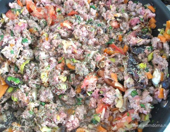 В сковороду налить немного масла, разогреть, положить фарш, добавить тимьян, обжарить, сок должен выпариться. Оставить фарш на сковороде до остывания.