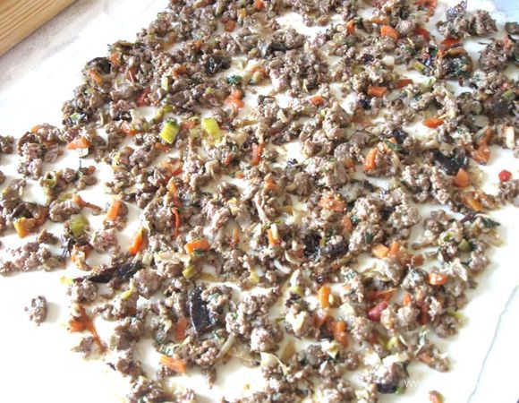 Разморозить тесто (2 пласта), раскатать каждый тонко, присыпав при раскатке мукой. Положить начинку тонким слоем. 