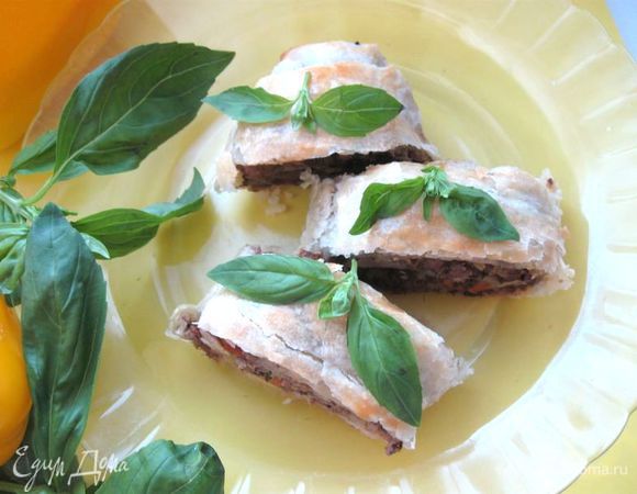 Дать немного остыть. Разрезать порционно. Украсить веточкой базилика или другой зеленью. Подавать можно как в горячем, так и в холодном виде.