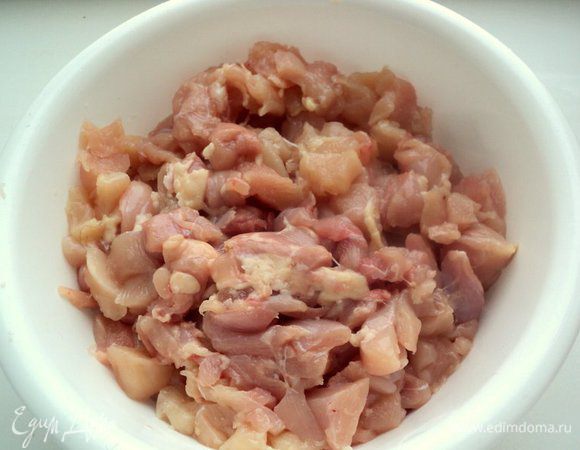 Куриное филе и мясо, срезанное с бедрышек (без шкурки), порезать кусочками размером примерно 1.5х1.5 см.