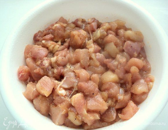 Мясо посыпать солью, перцем, паприкой, кориандром и хорошо перемешать. Добавить воду, желатин и еще раз перемешать.