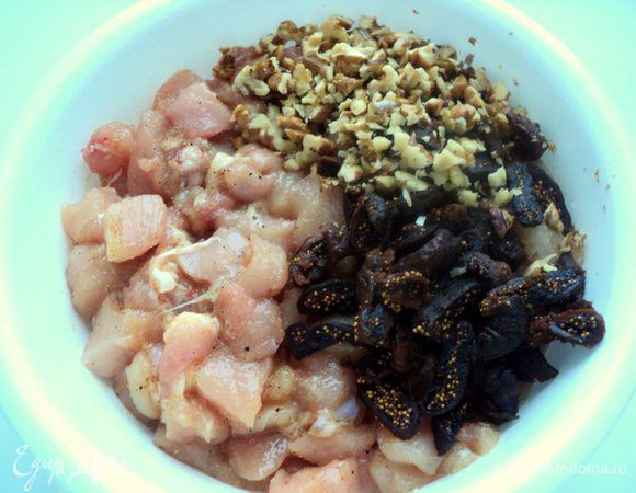 Орехи мелко порубить. Сушеный инжир залить на 2-3 минуты горячей водой, затем порезать полосками. Добавить инжир и орехи к мясу.