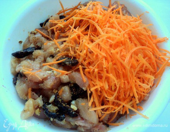 Морковь натереть на терке для корейской морковки, добавить к мясу.