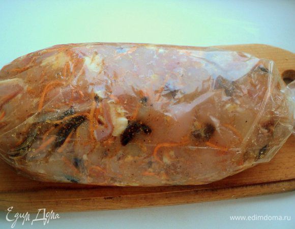 Выложить фарш в рукав для запекания, завязать.