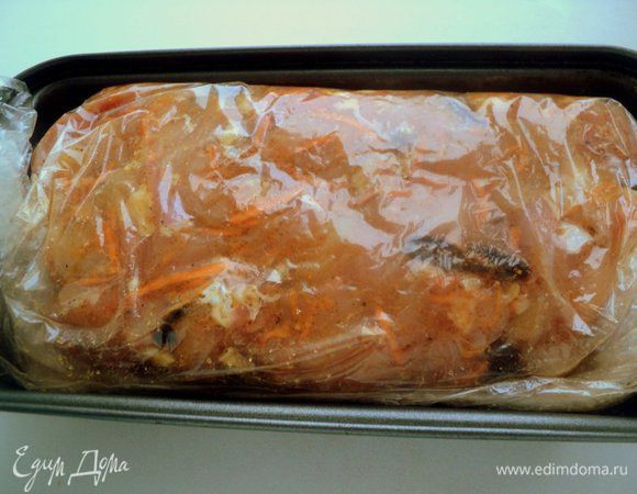 Рукав  уложить в форму  размером 10х20 см. Запекать в духовке при температуре 170°C 50 минут. Готовый рулет охладить, не вынимая из формы и установив сверху груз. После охлаждения рулета до комнатной температуры переместить его в холодильник.
