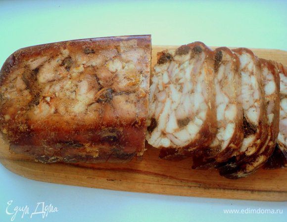 Освободить рулет от пленки и порезать кусочками.