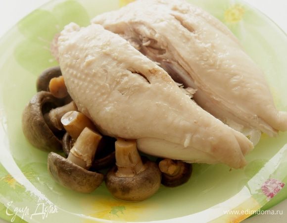 Куриную грудку и 5-6 грибов отварить в подсоленной воде.
