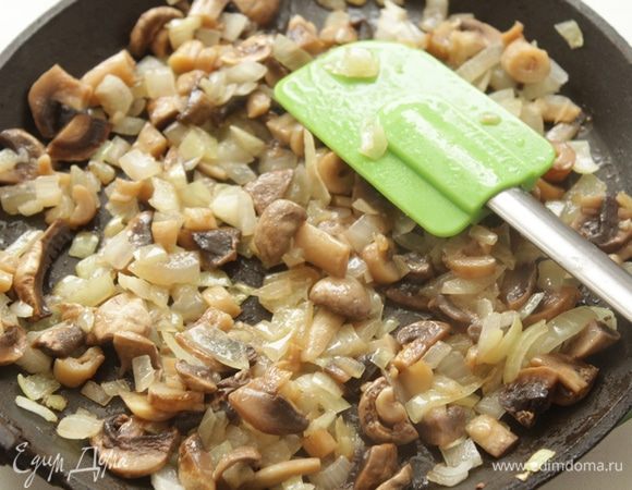 Остальные грибы порезать и обжарить вместе с луком.