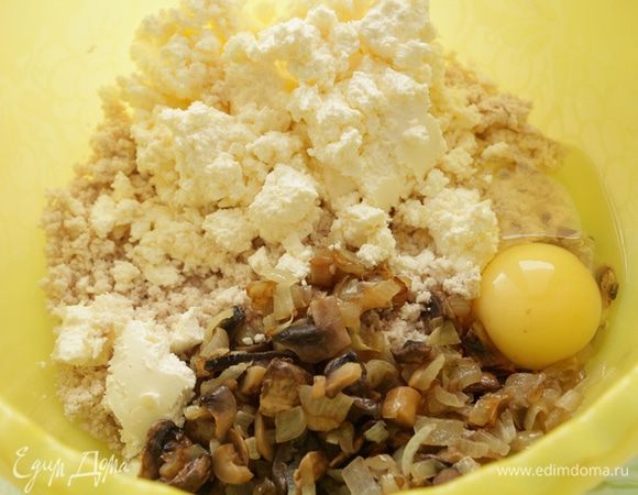 Куриную грудку измельчить в блендере, добавить яйцо, обжаренные грибы, 1 яйцо, творожный сыр. Посолить, поперчить по вкусу. Перемешать.
