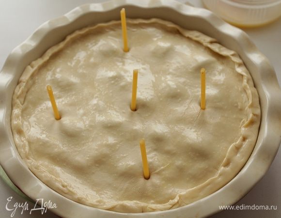 Закрыть пирог тестом, воткнуть макароны с дыркой или сделать разрезы. Смазать яйцом.