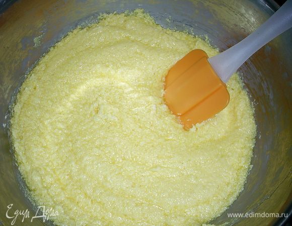 Размягченное масло взбиваем с сахаром, солью и ванилином. Затем по одному добавляем яйца, каждый раз взбивая до однородности. Затем добавляем ароматизатор и перемешиваем. Его количество может варьироваться в зависимости от концентрации.