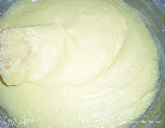 К масляно-яичной смеси  в два приема добавляем просеянные муку с крахмалом и разрыхлителем. Аккуратно перемешиваем лопаткой. Получаем достаточно густое тесто, которое перекладываем в форму для кекса. Я форму выкладываю бумагой для выпечки.