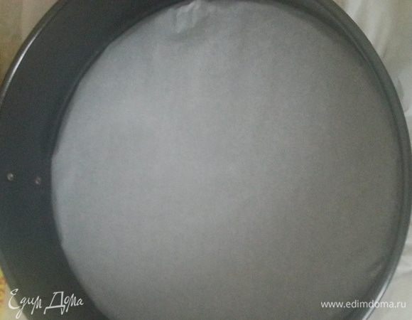 Застелить разъемную форму пергаментом.