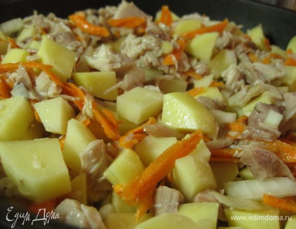 Курицу нарезать некрупно, картофель нарезать кубиками, морковь натереть на крупной терке, лук измельчить. Все перемешать.
На разогретую сковороду налить растительное масло и высыпать подготовленный овощи с курицей, обжаривать практически до полной готовности картофеля.