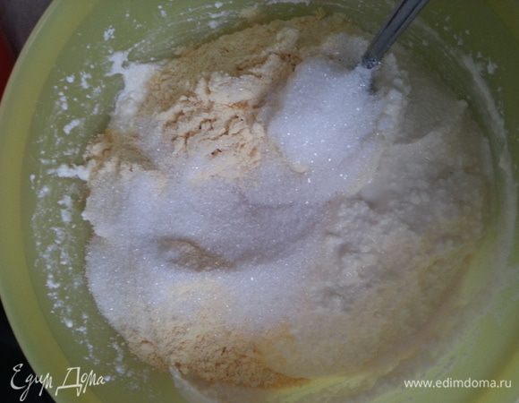 Творог заливаем молоком, добавляем желтки, пробиваем погружным блендером (или протираем через сито). Добавляем муку, разрыхлитель и сахар (отмеряем столовыми ложками без горки).