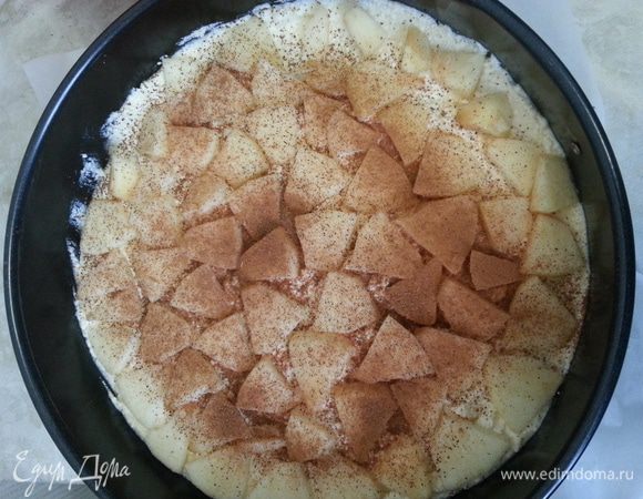 Выкладываем первый слой, он несколько густой, в сравнении с обычной запеканкой, но сок, выделившийся из яблок и ягод, это исправит. Яблоки чистим, нарезаем дольками и выкладываем на творог. Посыпаем корицей.