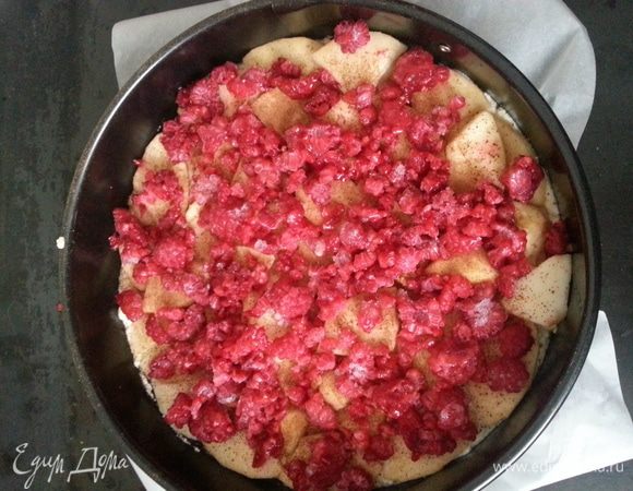 Выкладываем малину (я еще использовала красную смородину и вишню), посыпаем сахаром. Ставим в заранее разогретую до 175 С духовку на 30 минут.