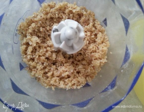 Готовим ореховый штрейзель: измельчаем грецкие орехи, добавляем муку, сливочное масло и сахар. Перемешиваем в маленькой чаше блендера, убираем в холодильник. 