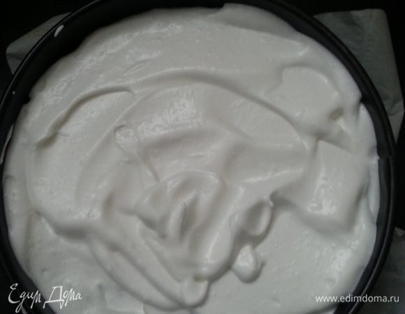 Взбиваем белки, постепенно вводим лимонный сок и сахар. Выкладываем на горячую запеканку и разравниваем.