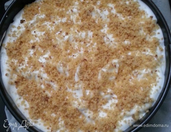 Присыпаем ореховым штрейзелем и отправляем дальше в духовку на 15-20 минут. Запеканка уже готова, поэтому ориентируемся по безе и штрейзелю.