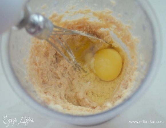 Продолжая взбивать добавить по одному яйца, ванилин и краситель. 