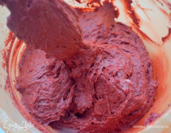 На противень, застеленный бумагой и смазанный маслом выкладываем столовой ложкой горки из теста. У меня получилось примерно 12 шариков - это 6 пирожных!