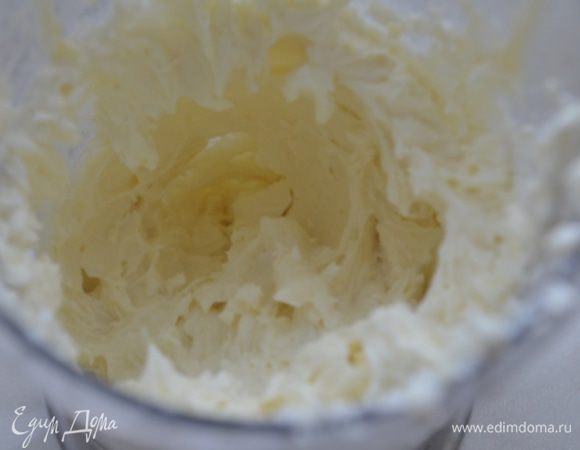 Белый шоколад растопить, творожный сыр взбить миксером, добавить жидкий шоколад и еще раз взбить.