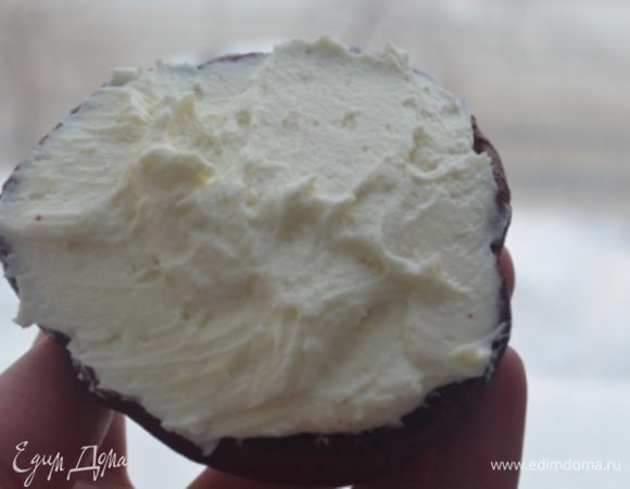 Промазываем одну половинку кремом и накрываем второй. Сжимаем - получается пирожное. Смазываем обильно, не жалея. 