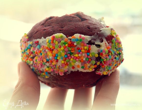 Промазываем бока и обваливаем или в цветном сахаре или в конфетти! Можно и не украшать - они и так красивые! 