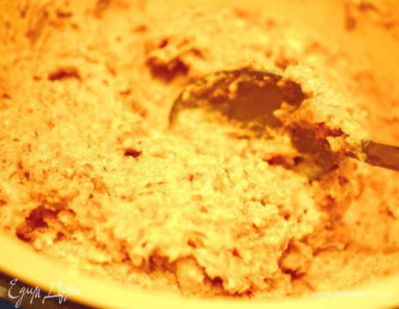 А в другую - гречневую муку. 
К массе с гречневой мукой можно добавить немного корицы.