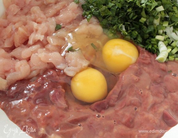 Куриное филе и печень нарезать мелким кубиком, зелень тоже мелко нарезать, добавить яйца.