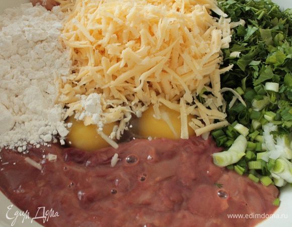 Добавить муку и натертый на крупной терке сыр (в моем случае "Российский"), добавить по вкусу соль и перец.