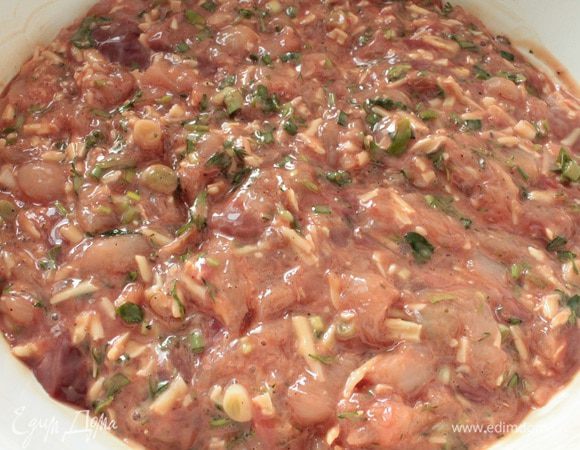 Хорошо перемешать, накрыть посуду крышкой и поставить в холодильник на 1 час.