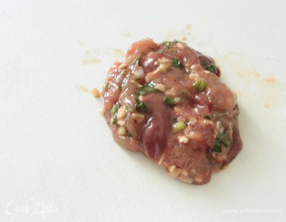 Нагреть на среднем огне сковороду с растительным маслом, затем убавить огонь до маленького. Руки смочить в холодной воде и сформовать котлетки.