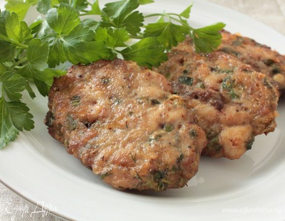 Обжарить их с двух сторон до золотистого цвета. Посуду с готовыми котлетами накрыть крышкой и дать им постоять 5 минут. Подаем с любым гарниром или овощным салатом и любимым вашим соусом. Приятного вам аппетита!