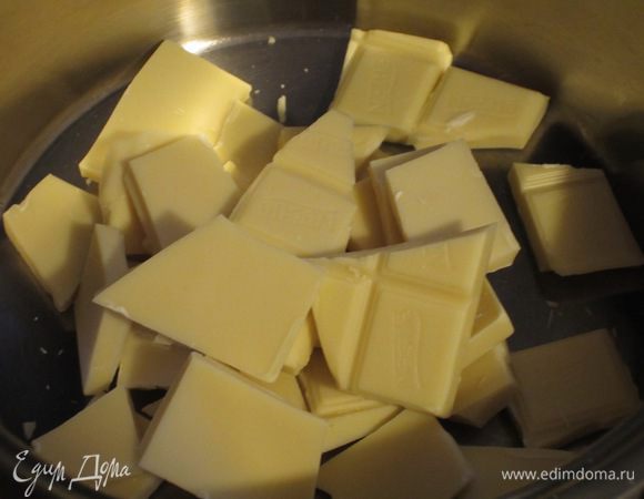 На водяной бане растопить белый шоколад.