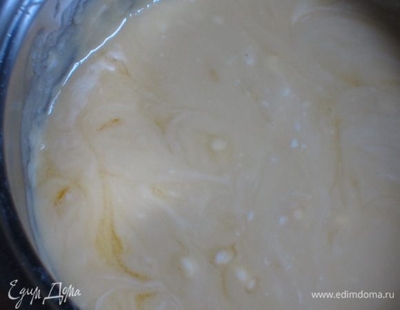 Добавить нарезанное на кусочки сливочное масло и хорошо перемешать до полного растворения масла.