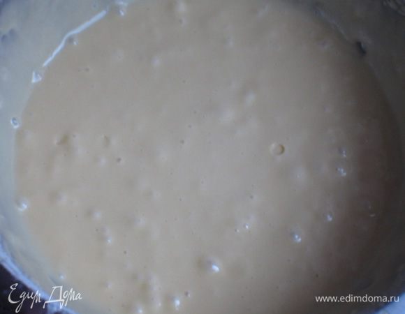 Миксером взбить яйцо, и, не выключая миксера, влить сгущённое молоко. В последнюю очередь влить шоколадно-масляную смесь, которая к этому времени немного остыла.