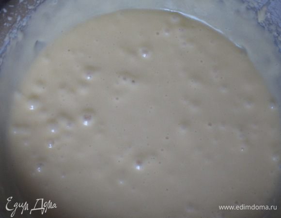 Муку просеять и ввести в тесто, тщательно перемешать.