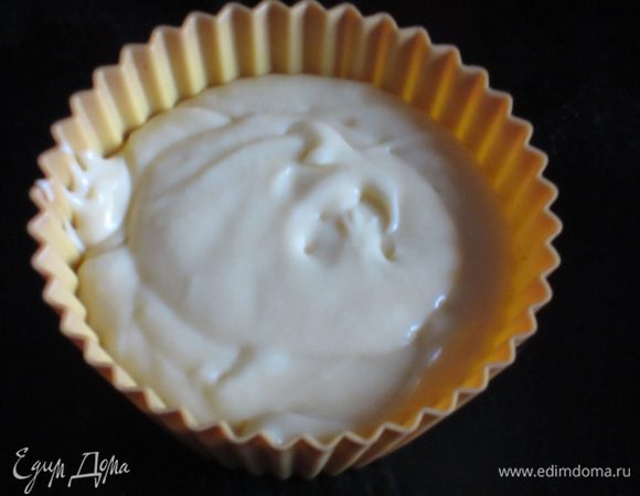 Разлить тесто по формочкам (у меня силиконовые для маффинов). Выпекать в разогретой до 180 °С духовке 15 минут.