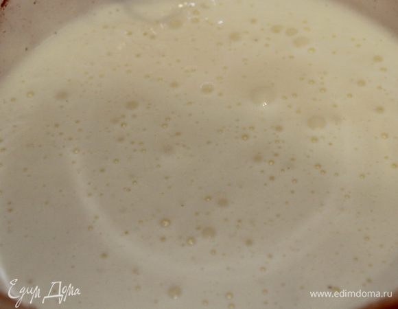 Взбить яйца и сахар в течении 10 минут до пушистого, светлого состояния.