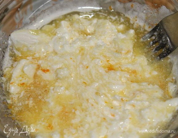 Смешать размягченное сливочное масло, рикотту и цедру апельсина. Добавить к взбитым яйцам, аккуратно перемешать до однородной консистенции.