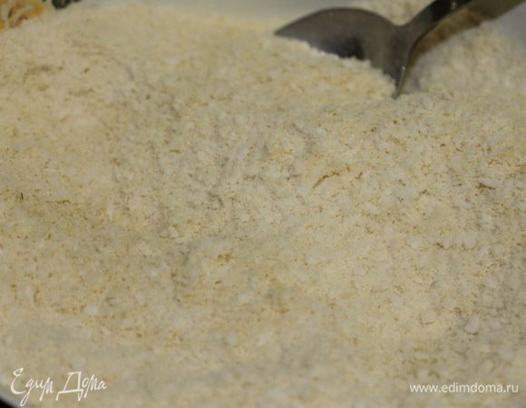 Смешать миндальную муку, рисовую муку, кокосовую стружку, разрыхлитель. Добавить сухие ингредиенты к яично-маслянной массе.
