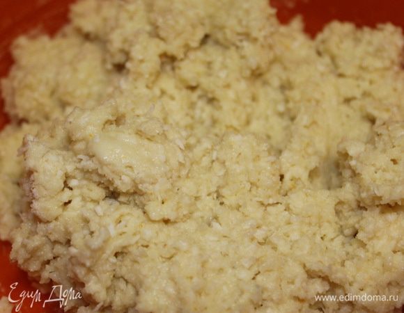 Замесить тесто, оно получается довольно густым. Положить тесто в смазанные маслом формочки и выпекать в заранее разогретой до 180 С духовке в течении 25-30 минут. Готовность проверять деревянной шпажкой.