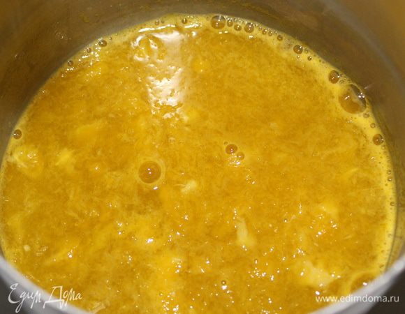 Пока кекс  в духовке, подготовить сироп: вскипятить свежевыжатый апельсиновый сок с сахаром, пока он слегка не загустеет. Сок предварительно можно процедить через сито, но мне захотелось, чтобы пропитка была с мякотью.